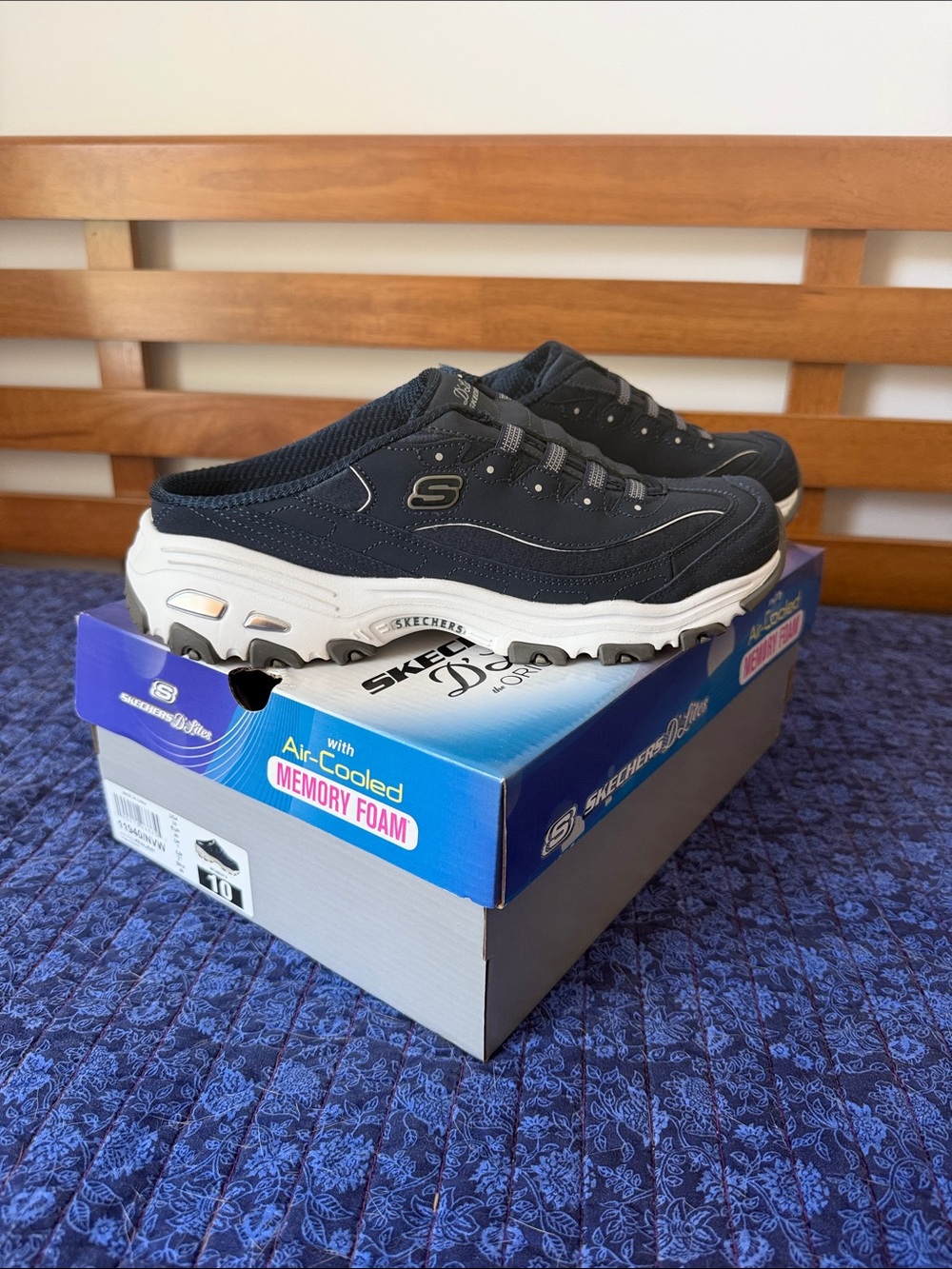 Skechers Women’s D’Lites Resilient in Navy/White